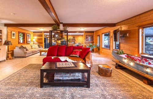 Cotopaxi House | Spacious 5-Bedroom Retreat with Lake and Mountain Views