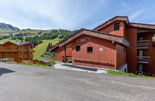 Plagne 1800 Apartment | 34m² Apartment in Plagne 1800 with Parking, Pet-friendly