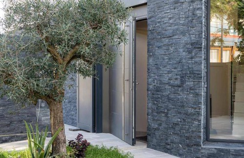 Castelldefels Bed & Breakfast | Cozy Bed and Breakfast with Kitchen Amenities Awaits You