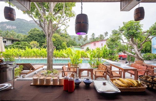 Don Sak Hotel | Spacious 4-Star Hotel for Up to 8 Guests with Pool