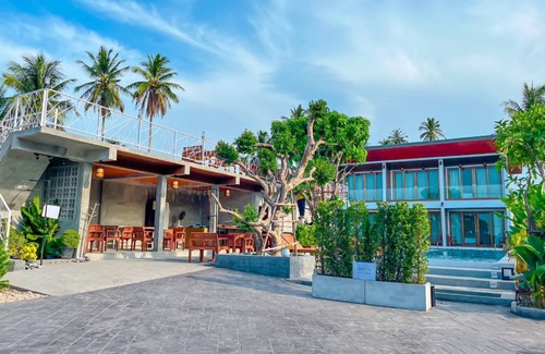 Don Sak Hotel | Spacious 4-Star Hotel for Up to 8 Guests with Pool