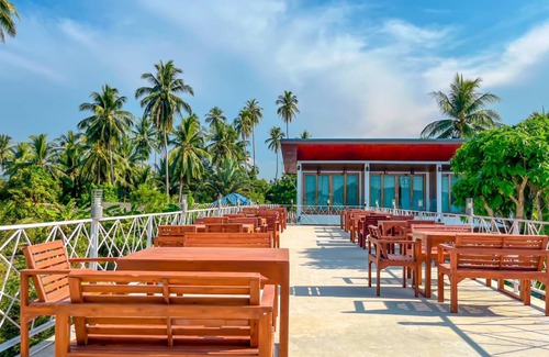 Don Sak Hotel | Spacious 4-Star Hotel for Up to 8 Guests with Pool
