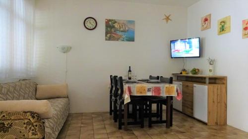Ribarica Apartment | Cozy Oceanfront Apartment Keser – Steps from the Sea