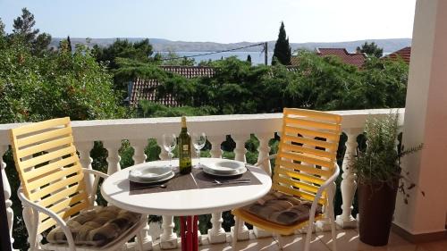Ribarica Apartment | Cozy Oceanfront Apartment Keser – Steps from the Sea