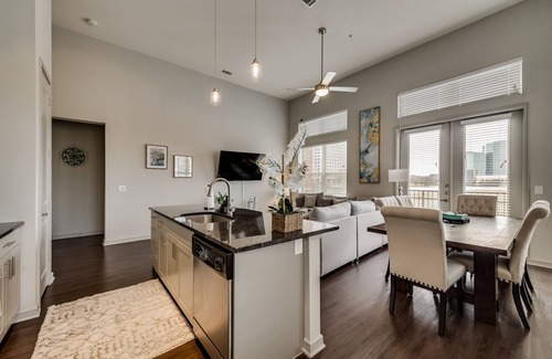 Las Colinas Apartment | Lakeview Oasis: 3BD with Pool in Las Colinas
