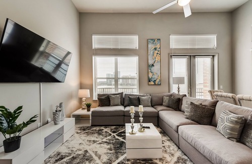 Las Colinas Apartment | Lakeview Oasis: 3BD with Pool in Las Colinas