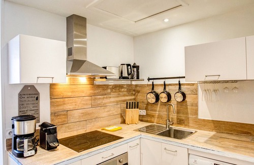 Saint-Guenole Apartment | Beachside Retreat: Pet-Friendly Flat with Ocean Views