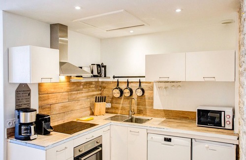 Saint-Guenole Apartment | Beachside Retreat: Pet-Friendly Flat with Ocean Views