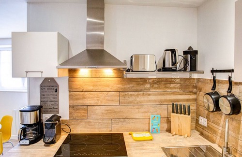 Saint-Guenole Apartment | Beachside Retreat: Pet-Friendly Flat with Ocean Views