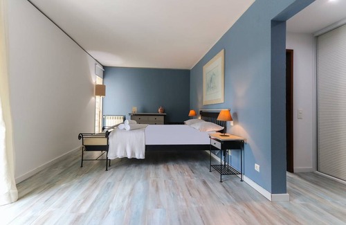 Charneca de Caparica e Sobreda House | Ideal 5-Bedroom Home for Families - Accommodates 10 Guests