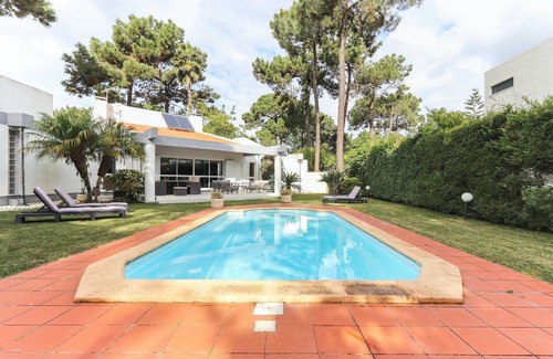 Charneca de Caparica e Sobreda House | Ideal 5-Bedroom Home for Families - Accommodates 10 Guests