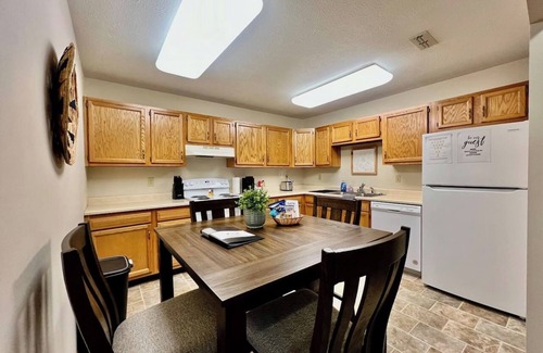 Middletown House | Cozy 2 Bedroom Home with Kitchen in Middletown, OH