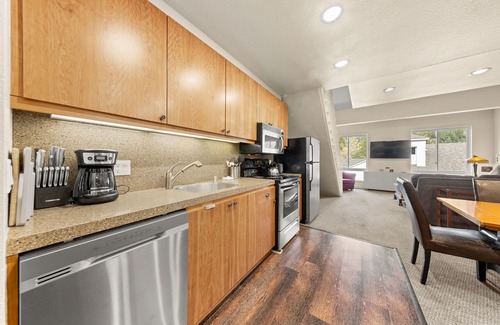 Olympic Valley Condo | Exceptional PRM Loft with Kitchen & Pool - Perfect Retreat!
