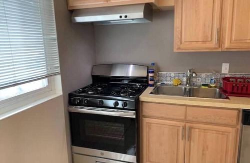 Downtown North Apartment | 357#D downtwn/Stanford 1bedroom/carport hardwd,A/C