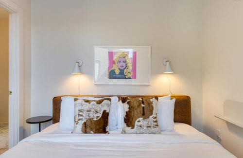 Five Points House | 36 Guests on Music Row Bachelorette Suites Glam Room 5 Minutes to Downtown