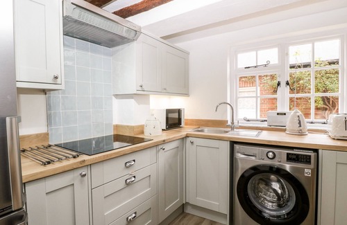 Downton Cottage | Pet-Friendly Retreat with Cozy Fire in Downton, Wiltshire