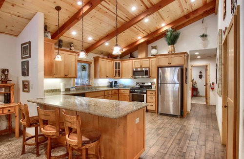 North Wawona Cabin | Unforgettable Larkspur Lair at The Redwoods in Yosemite