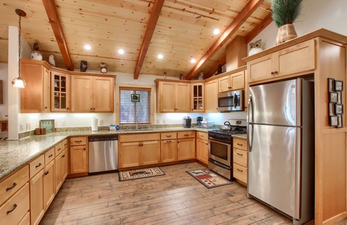 North Wawona Cabin | Unforgettable Larkspur Lair at The Redwoods in Yosemite