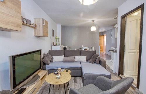 Biograd na Moru Apartment | Comfortable 1-Bedroom Apartment with Kitchen for 4 Guests
