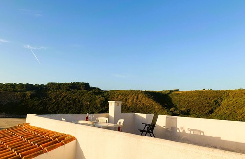 Baiona House | Tranquil 360 Beach & River Views, Steps from the Shore
