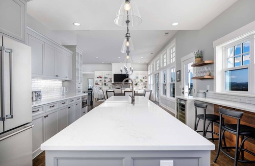 Yamhill House | Indulge in Vineyard Views and Master Suites with Free Tastings