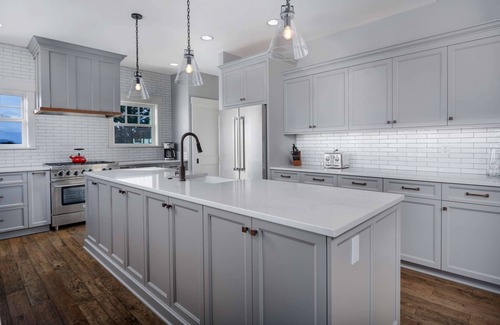 Yamhill House | Indulge in Vineyard Views and Master Suites with Free Tastings