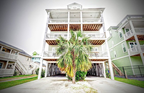 North Carolina Coast Condo | Beachside Retreat: 5BR Home with Pool & Ocean Views