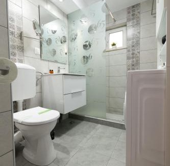 Hunedoara Apartment | Exceptional 365 Guest Apartment: Family-Friendly Retreat