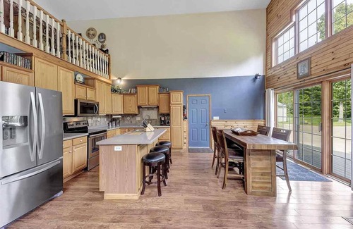 Townsend House | Experience 37 Acres with Hot Tub and King Beds, Rated 9.8