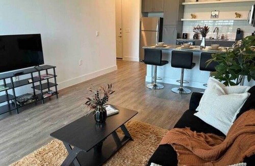 Pflugerville Apartment | Cozy King Room with Family-Friendly Resort Amenities