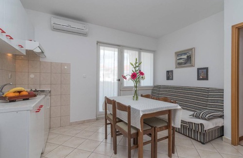 Okrug Apartment | Cozy 2-Bedroom Apartment with Kitchen for Up to 4 Guests