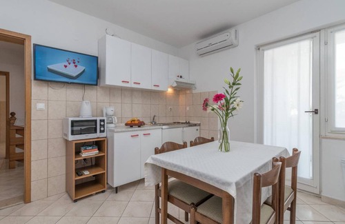 Okrug Apartment | Cozy 2-Bedroom Apartment with Kitchen for Up to 4 Guests