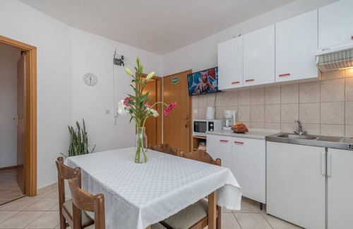 Okrug Apartment | Cozy 2-Bedroom Apartment with Kitchen for Up to 4 Guests