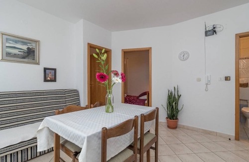 Okrug Apartment | Cozy 2-Bedroom Apartment with Kitchen for Up to 4 Guests