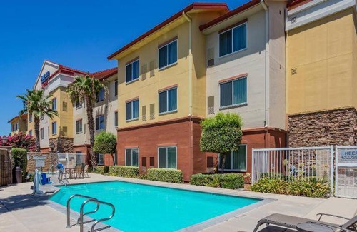 Turlock Hotel | Elegant Hotel for 10 Guests - Rated 9/10 with Pool & Spa