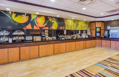 Turlock Hotel | Elegant Hotel for 10 Guests - Rated 9/10 with Pool & Spa