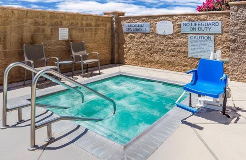 Turlock Hotel | Elegant Hotel for 10 Guests - Rated 9/10 with Pool & Spa