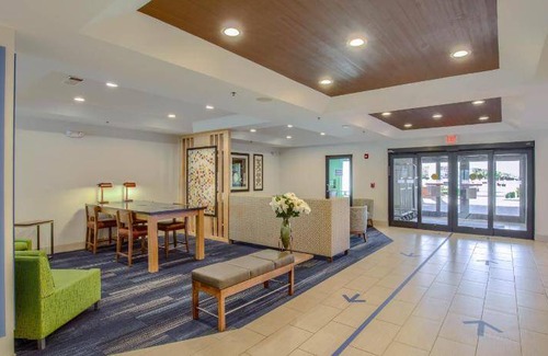 Gulf Shores Hotel | Cozy 4-Star Hotel with Pool and Pet-Friendly Amenities