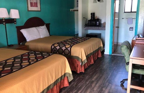 Yreka Hotel | Spacious 37 m² Motel for 10 Guests with Pool & Pets Welcome