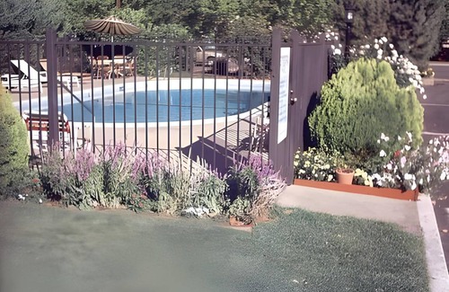 Yreka Hotel | Spacious 37 m² Motel for 10 Guests with Pool & Pets Welcome