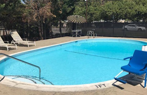Yreka Hotel | Spacious 37 m² Motel for 10 Guests with Pool & Pets Welcome