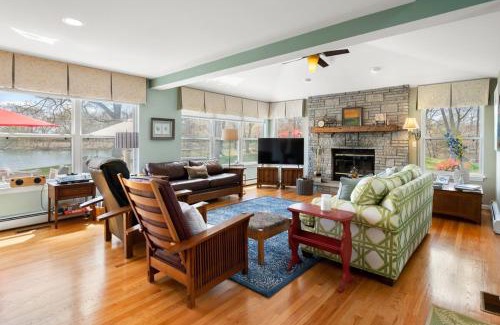 Stonington House | Experience 10/10 Stay at Chateau Stonington Hot Tub Retreat