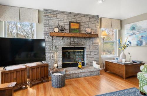 Stonington House | Experience 10/10 Stay at Chateau Stonington Hot Tub Retreat
