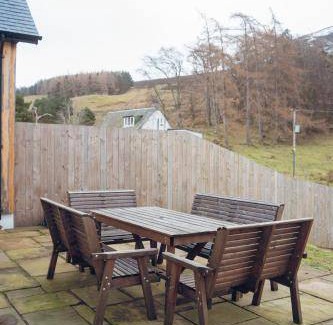 Loch Tay House | Spacious 3-Bedroom House for Up to 6 Guests – Pet Friendly