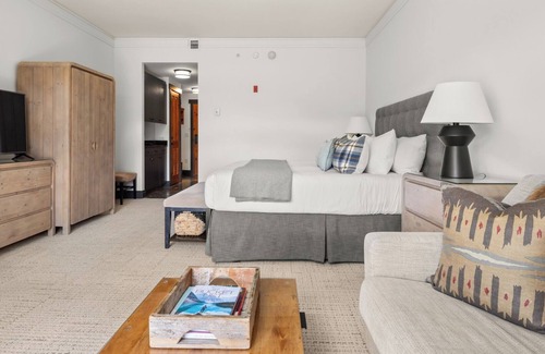 Stowe Area Cabin | Remodeled Studio with Scenic Mt Mansfield Views & Amenities