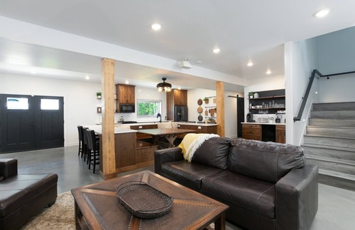 Niles House | Experience 38 Acres with Indoor Pool & Gym Near ND