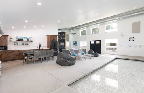 Niles House | Experience 38 Acres with Indoor Pool & Gym Near ND