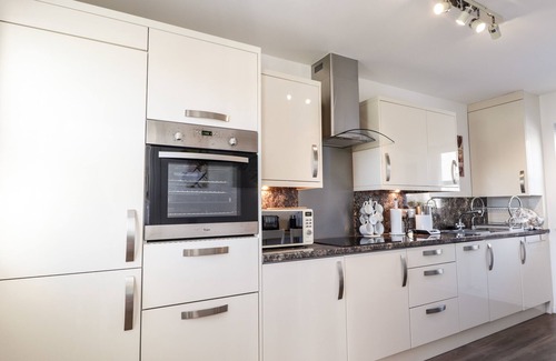 Elgin Cottage | Relax at 38 THE VIEWS with Garden in Elgin