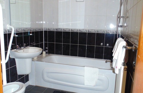 London Borough of Hounslow Apartment | Discover 39 Sri Gandha in New Bedfont - Family-Friendly Stay