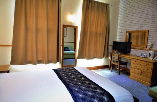 London Borough of Hounslow Apartment | Discover 39 Sri Gandha in New Bedfont - Family-Friendly Stay